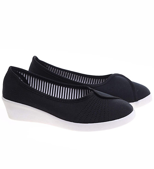 Wsuwane czarne tenisówki na niskim koturnie /D1-1 16632  T155/