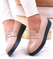 Wsuwane loafersy damskie na płaskim obcasie Beżowe /D5-2 13679 T339/