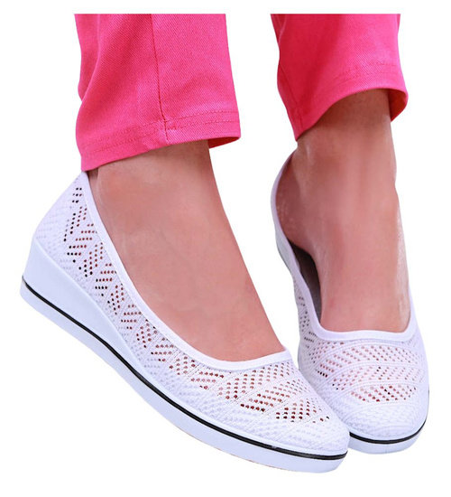 Białe koronkowe tenisówki na niskim koturnie /B3-2 16355 T256/