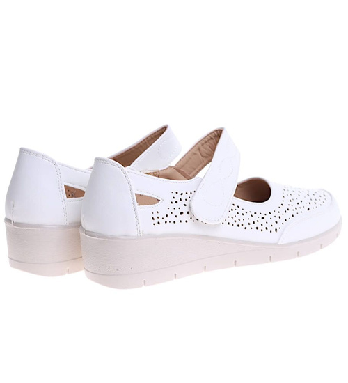 Białe ażurowe półbuty z rzepem na niskim koturnie /A3-3 16163 T330/