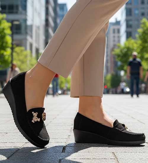 Czarne zamszowe czółenka na koturnie /B1-2 18191 W135/