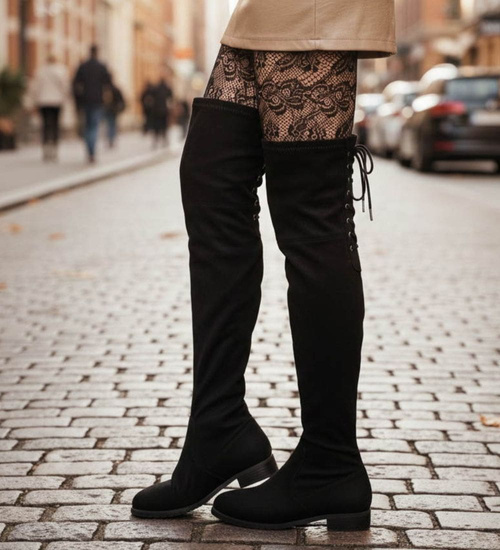 Czarne kozaki muszkieterki na płaskim obcasie /B6-2 18601 G366/