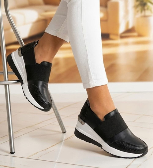 Czarne wsuwane sneakersy na koturnie /C5-1 14746 T463/