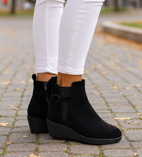 Zamszowe botki damskie na koturnie Czarne /A2-2 18325 W480/