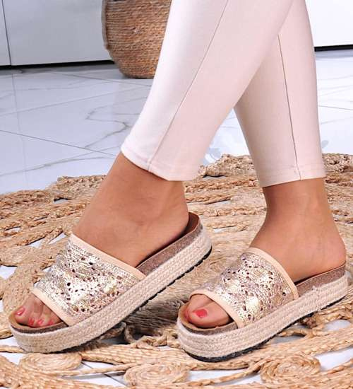 Damskie klapki Złote na platformie /B3-2 10957 T294/ Damskie klapki Złote na platformie /B3-2 10957 T294/