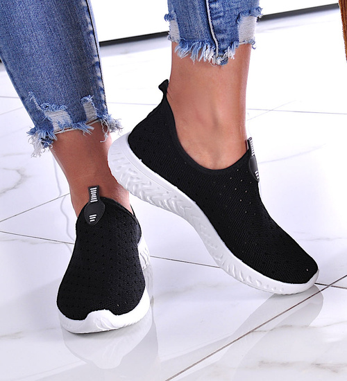 Czarne wsuwane obuwie sportowe /C1-3 11919 T198/