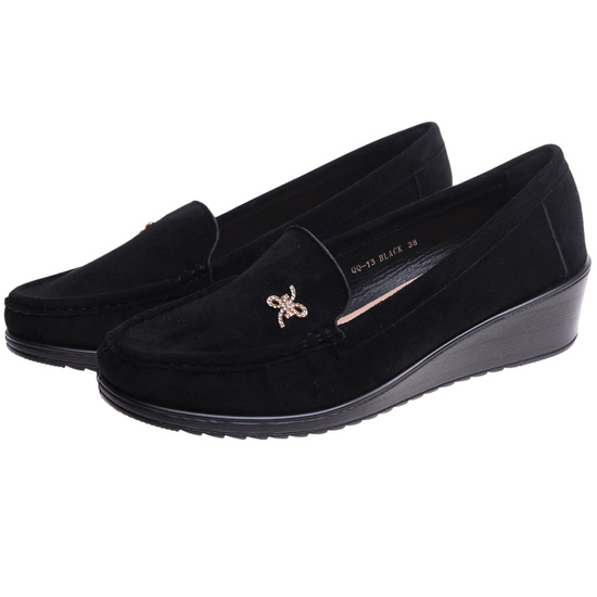 Czarne czółenka na niskim koturnie /C3-2 17334 T281/