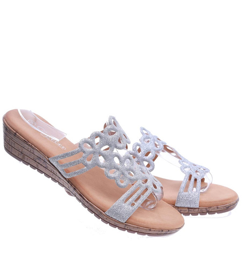 Srebrne klapki na niskim koturnie /G13-2 13935 T138/