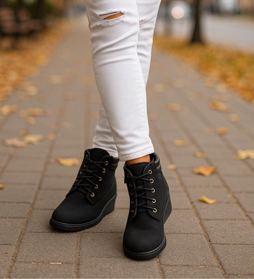 Czarne sznurowane botki na niskim koturnie /C5-2+H2 16626 T7-38/