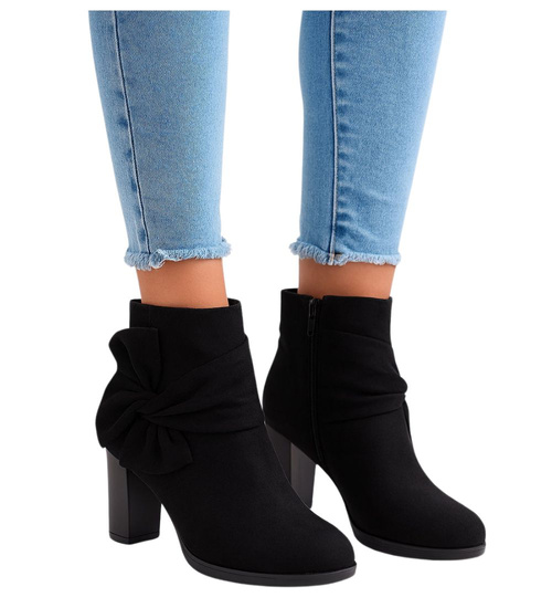 Czarne botki damskie na słupku /A7-1 16901 T227/