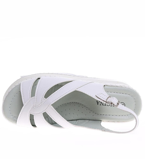 Białe sandały damskie na niskim obcasie /B5-1 16519 T138/