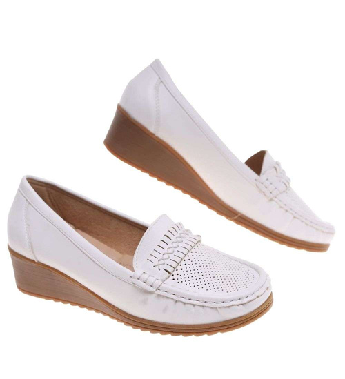 Białe buty czółenka na niskim koturnie /F8-2 18677 T382/
