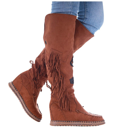 Karmelowe kozaki z frędzlami na niskim koturnie /A1-2 16912 T182/