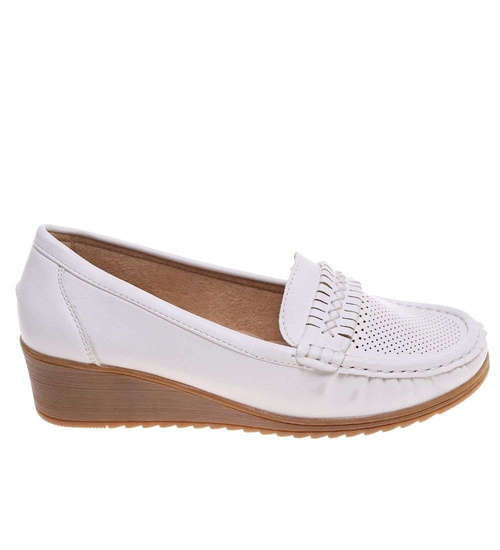 Białe buty czółenka na niskim koturnie /F8-2 18677 T382/