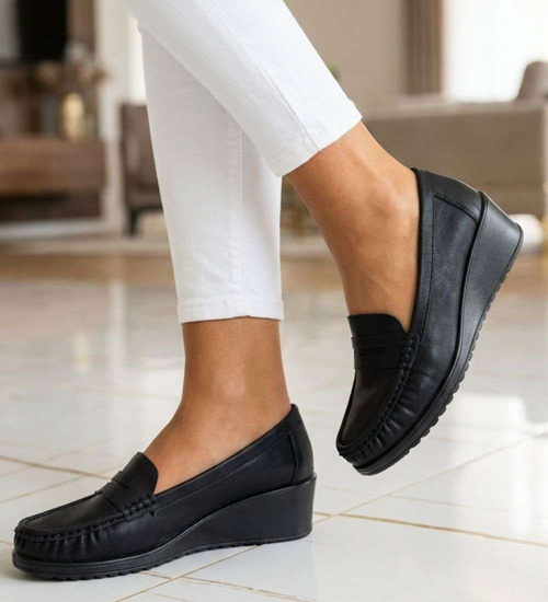 Czarne czółenka na niskim koturnie /F3-3 18669 G295/