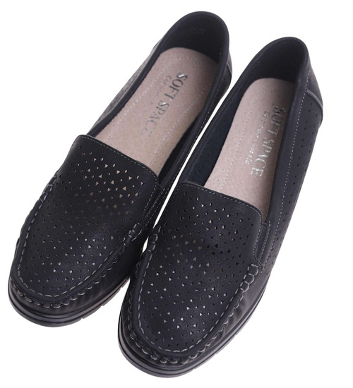 Ażurowe czarne czółenka na niskim koturnie /A6-3 17718 W299/