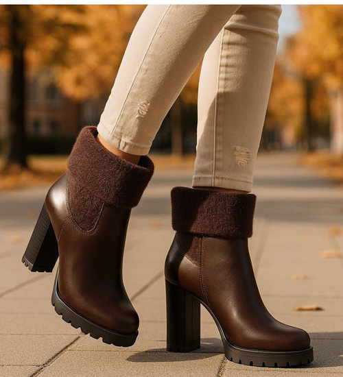 Czekoladowe zimowe botki na słupku /A1-3 18563 G284/