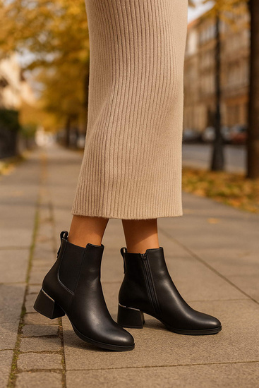 Czarne klasyczne botki na niskim obcasie /G11-3 18299 T488/