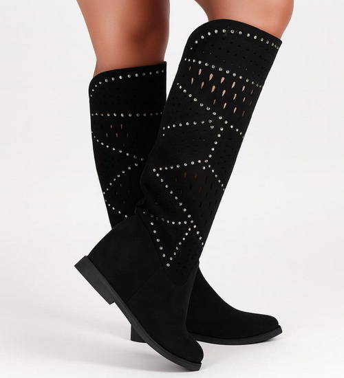 Ażurowe czarne kozaki na niskim koturnie /B6-1 16209 T343/