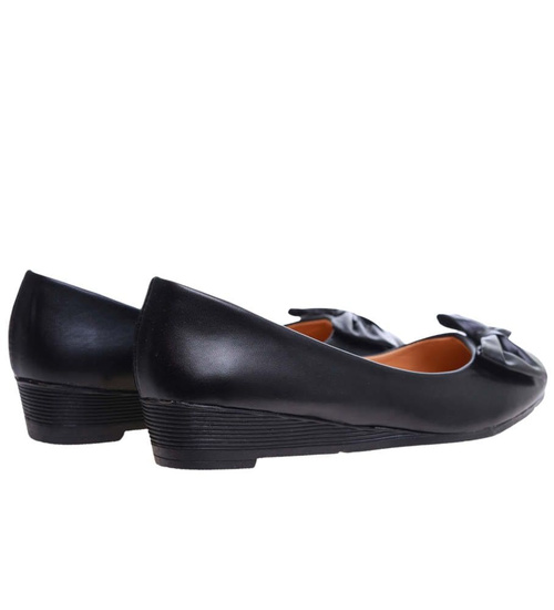 Czarne czółenka na niskim koturnie /C3-2 14607 T144/