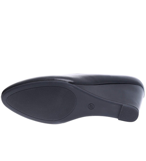 Klasyczne czarne czółenka na koturnie /E3-3 15755 T226/