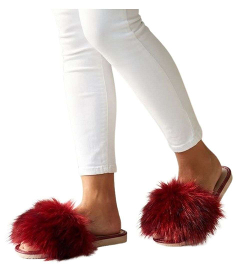 Bordowe klapki z efektownym futerkiem /C1-1 2832 K197/