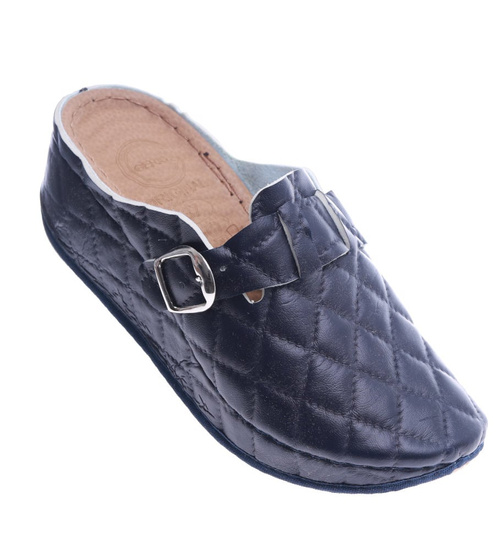 Granatowe pikowane klapki na koturnie i platformie /D7-1 14098 T135/