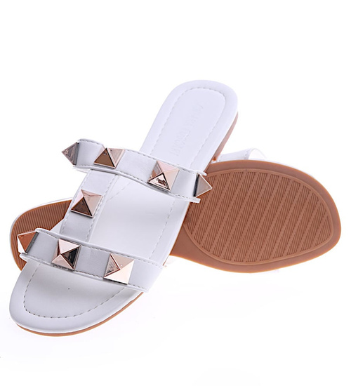 Białe płaskie klapki damskie z piramidkami /A8-1 13554 T191/