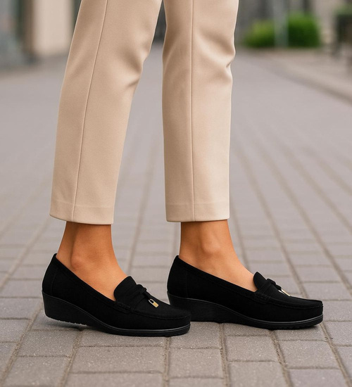 Czarne zamszowe czółenka na niskim koturnie /A2-2 18223 W233/