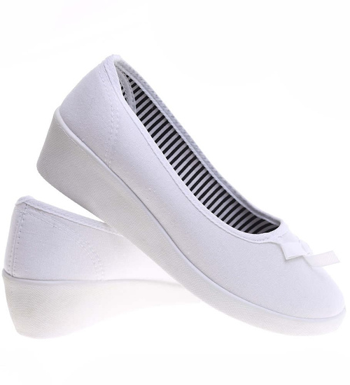 Białe tenisówki wsuwane na niskim koturnie /E2-1 16520 T155/