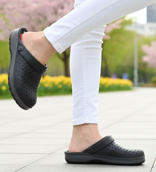 Wodoodporne czarne kryte klapki damskie /E9-1 17368 S185/