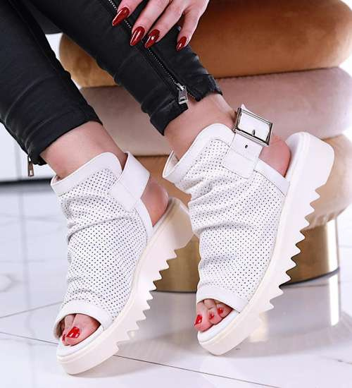 Białe sandały na niskiej platformie /D7-1 13329 T161/