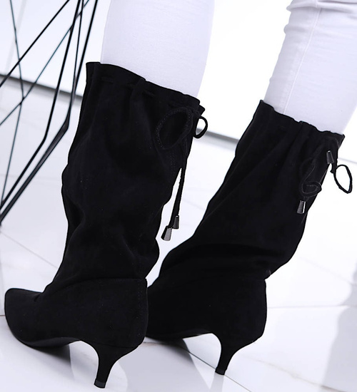 Czarne zamszowe kozaki damskie na niskim obcasie /F2-3 16754 G190/