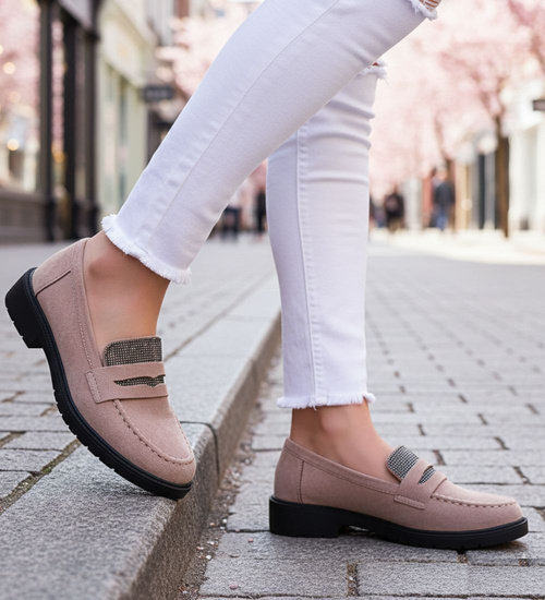 Beżowe zamszowe półbuty loafersy na niskim obcasie /F8-3 15476 T386/