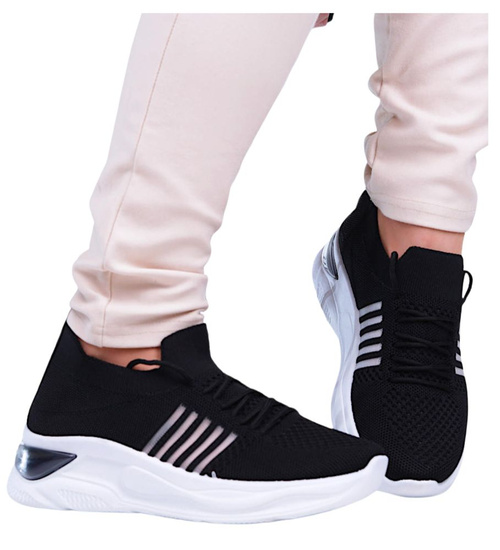 Wkładane czarne buty sportowe na białej podeszwie /G4-2 15908A T192/