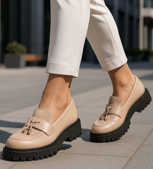 Beżowe półbuty mokasyny z przywieszką /i4-3 18623 W147/