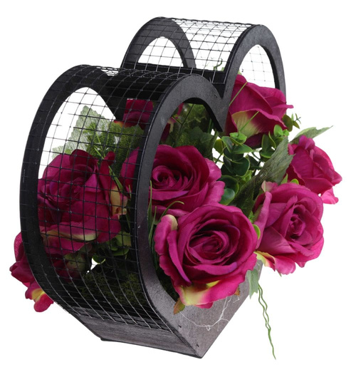 Kompozycja kwiatowa- fioletowe róże w dużym czarnym sercu /Komp110 P424/