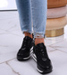Ażurowe czarne sneakersy na niskim koturnie /F7-3 13230 T592/