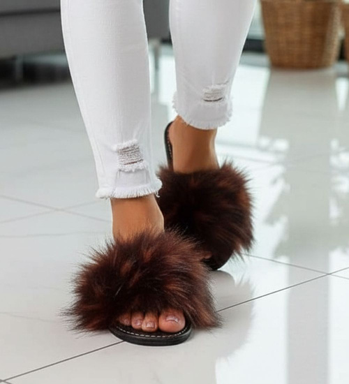 Rude klapki z efektownym futerkiem /B2-1 2830 S195/