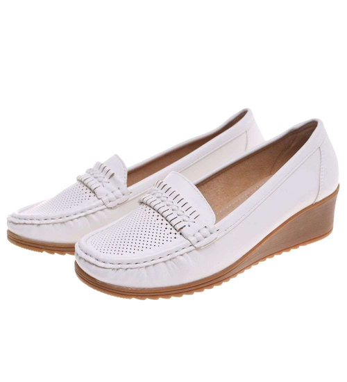 Białe buty czółenka na niskim koturnie /F8-2 18677 T382/