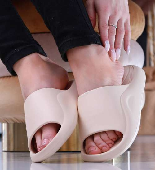 Designerskie beżowe klapki na basen /D5-1 13833 S2/ Designerskie beżowe klapki na basen /D5-1 13833 S2/