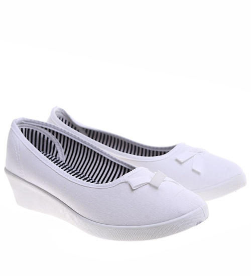 Białe tenisówki wsuwane na niskim koturnie /E2-1 16520 T155/