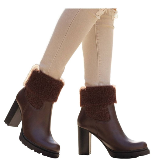 Czekoladowe zimowe botki na słupku /A1-3 18563 G284/