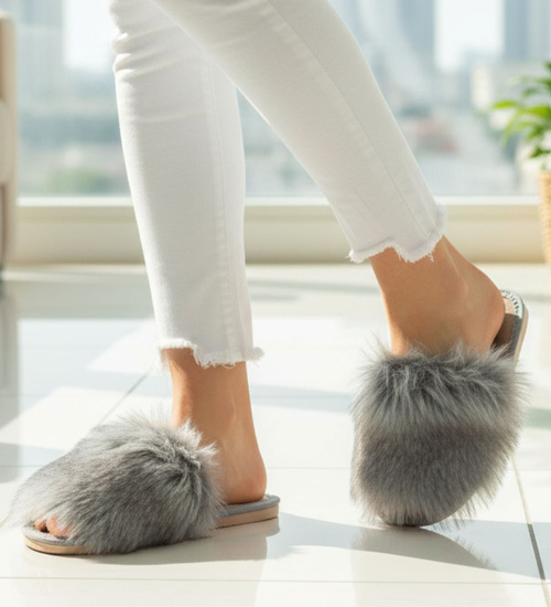 Damskie klapki z efektownym futerkiem SZARE /A4-1 6170 S195/