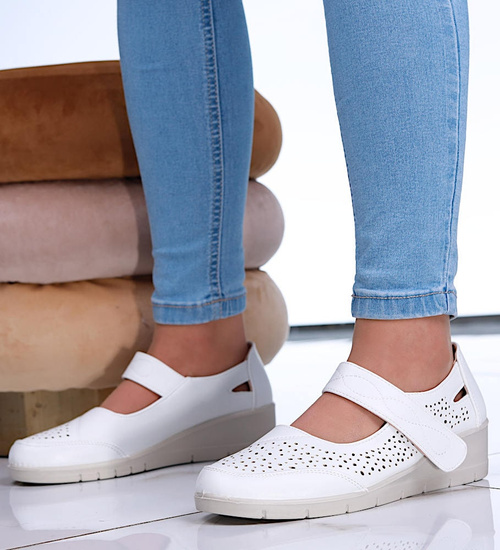 Białe ażurowe półbuty z rzepem na niskim koturnie /A3-3 16163 T330/