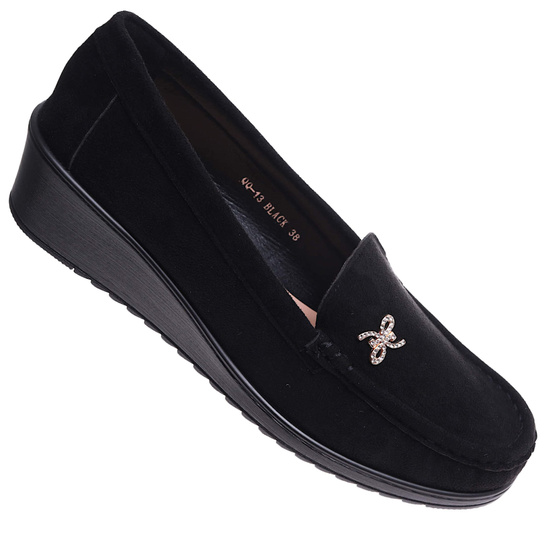 Czarne czółenka na niskim koturnie /C3-2 17334 T281/