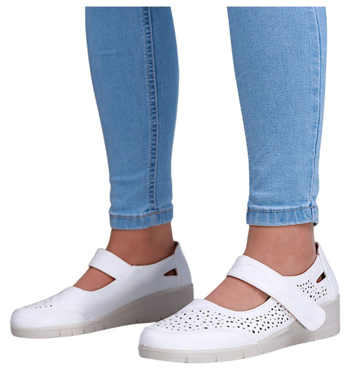 Białe ażurowe półbuty z rzepem na niskim koturnie /A3-3 16163 T330/