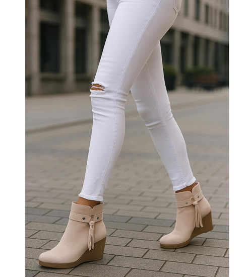 Beżowe zamszowe botki damskie na koturnie /G13-2 18212 T331/