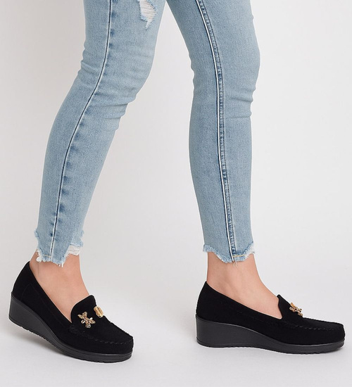 Czarne zamszowe czółenka na koturnie /B1-2 18191 W135/