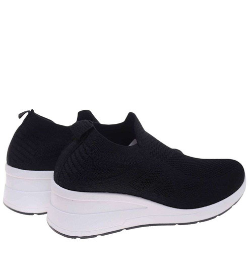 Czarne wsuwane trampki na koturnie /G2-2 18660 T112/